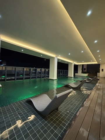 Building swimming pool with loungers available to 38 Park Avenue guests